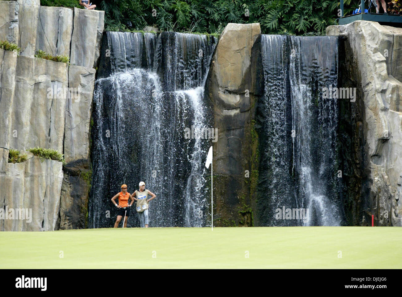 21. November 2004; Palm Beach, FL, USA; Bei der ADT Championship im Trump International Golf Club in West Palm Beach Sonntag bereitet Jennifer Rosales auf Loch 17 Putt. Stockfoto