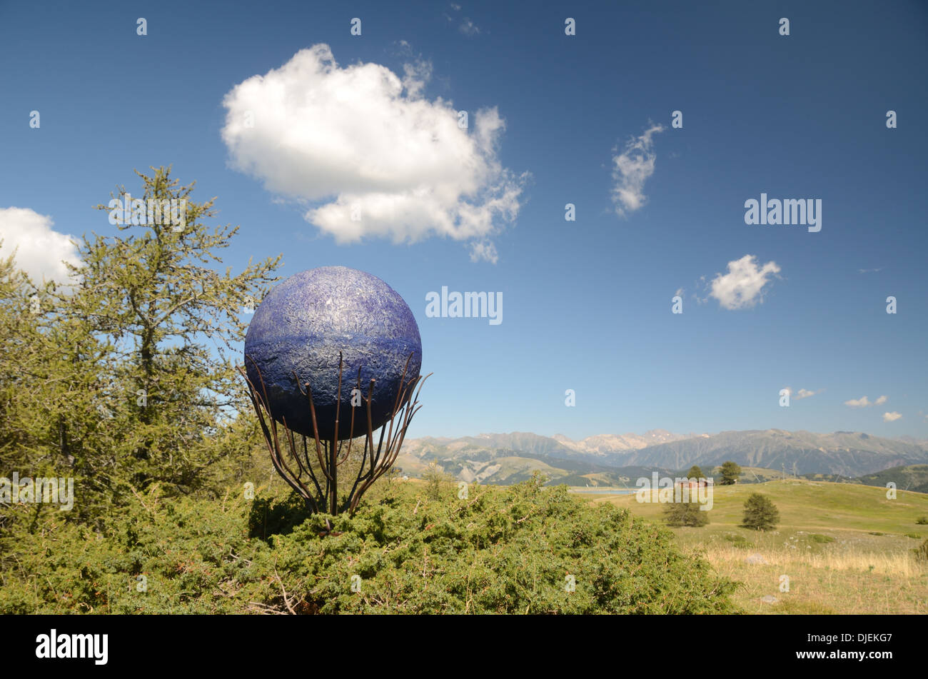 Uranus-Skulptur auf Sentier Planetaire oder thematische Wanderung der Planeten Valberg Alpes-Maritimes Frankreich Stockfoto