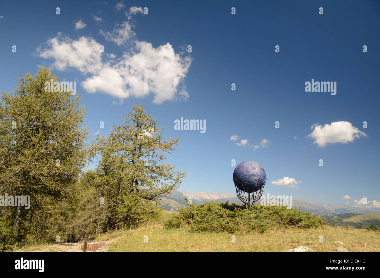 Uranus-Skulptur auf Sentier Planetaire oder Planetengetriebe gehen Valberg Alpes-Maritimes französische Alpen Frankreich Stockfoto