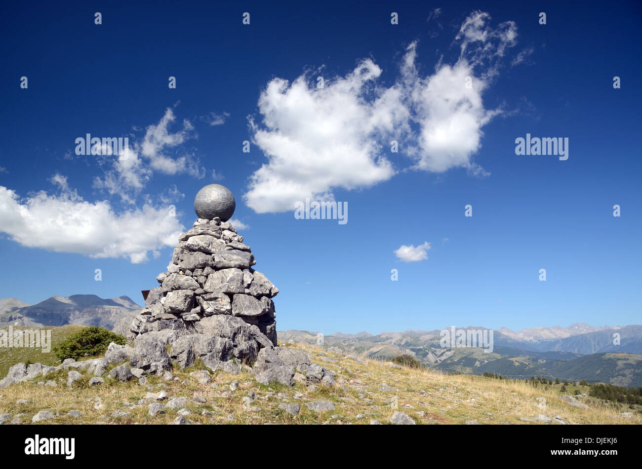 Neptun & Cairn Skulptur auf Sentier Planetaire oder Planetengetriebe gehen Valberg Alpes-Maritimes französische Alpen Frankreich Stockfoto