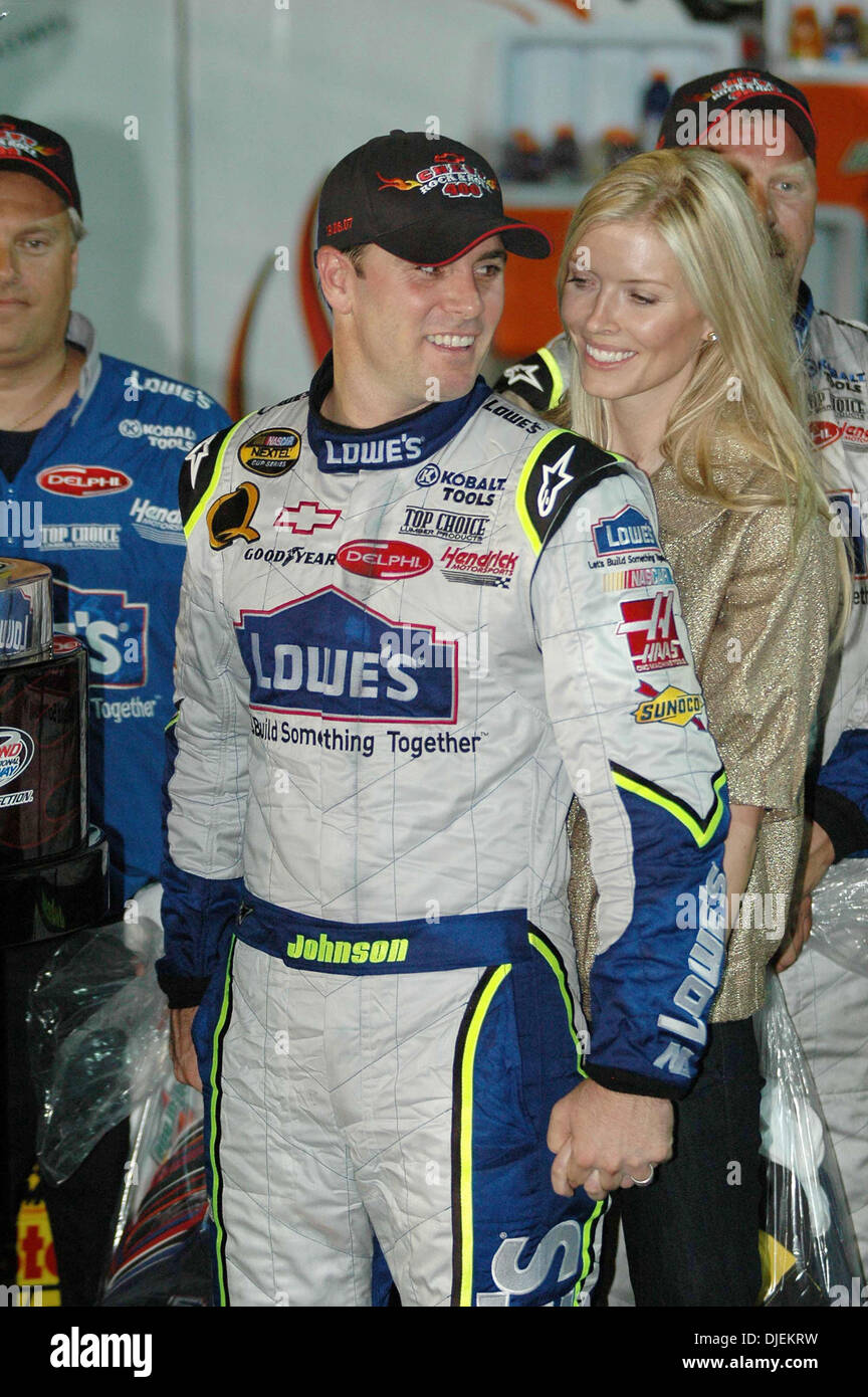 Sep 08, 2007 - Richmond, VA, USA - JIMMIE JOHNSON feiert seinen Sieg mit seiner Frau in der Victory Lane an die 400 Nascar-Rennen auf dem Richmond International Raceway in Richmond, VA. (Kredit-Bild: © Tina Fultz/ZUMA Press) Stockfoto