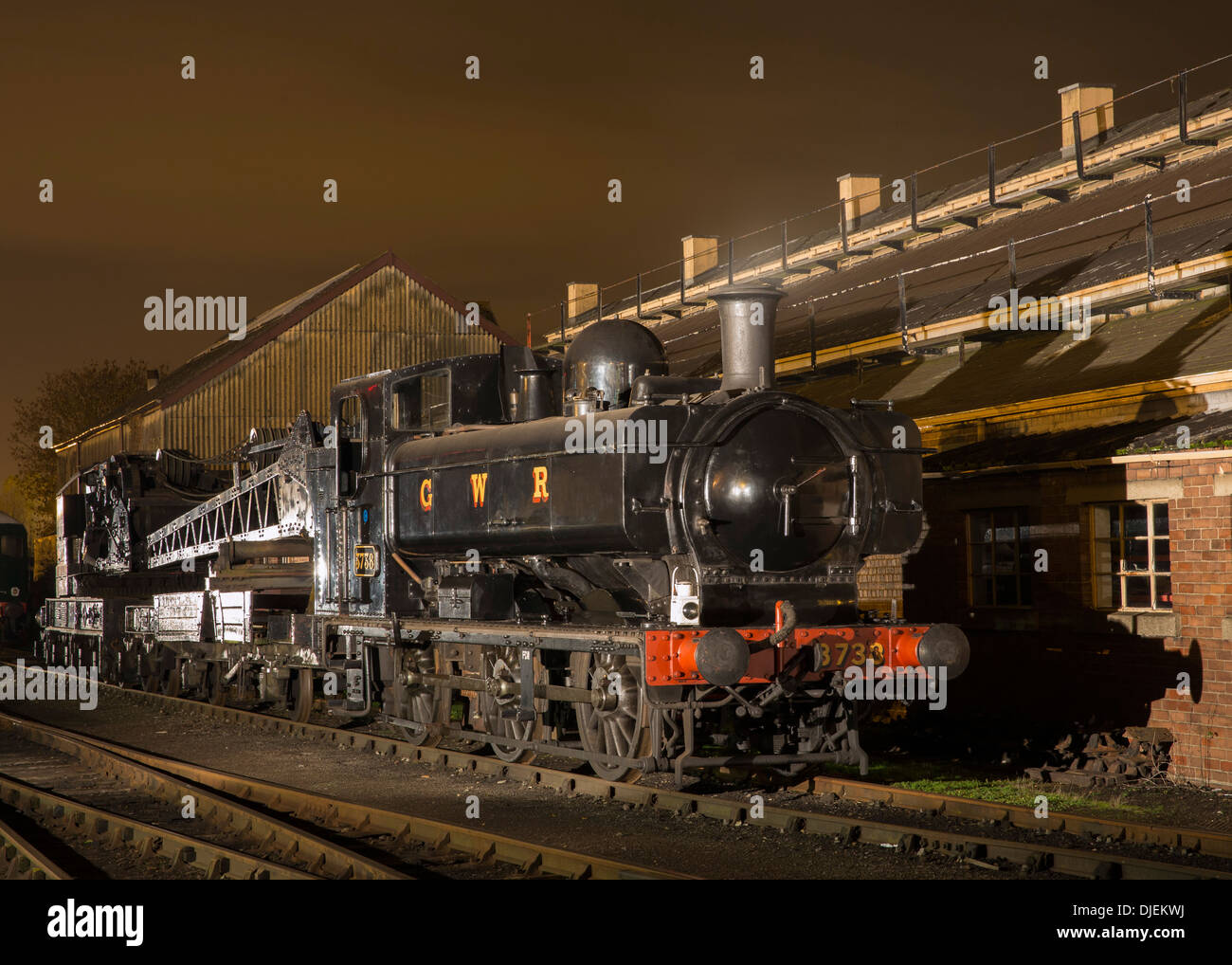 Great Western Railway (GWR) 5700 Klasse 0-6-0PT erhalten Pannier Tank Dampf Lok auf einem Zusammenbruch-Zug in der Nacht Stockfoto