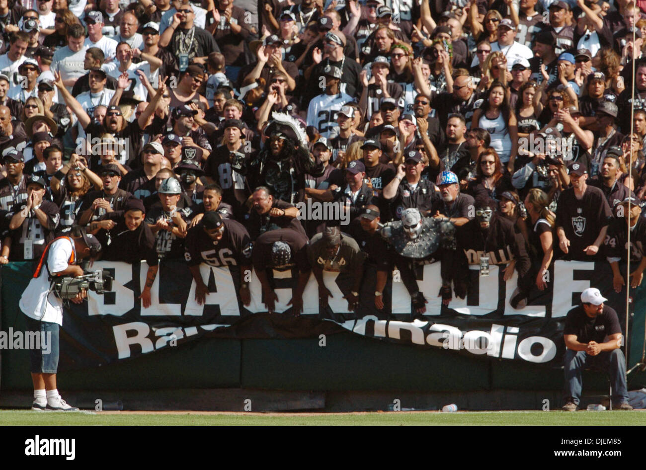 Oakland Raiders-Fans in das schwarze Loch jubeln auf ihr Team im 3. Quartal von ihr Spiel gegen die Detroit Lions im McAfee Coliseum in Oakland, Kalifornien, auf Sonntag, 9. September 2007. Die Löwen besiegt die Raiders, 36-21. (Bob Larson/Contra Costa Times / ZUMA Press) Stockfoto