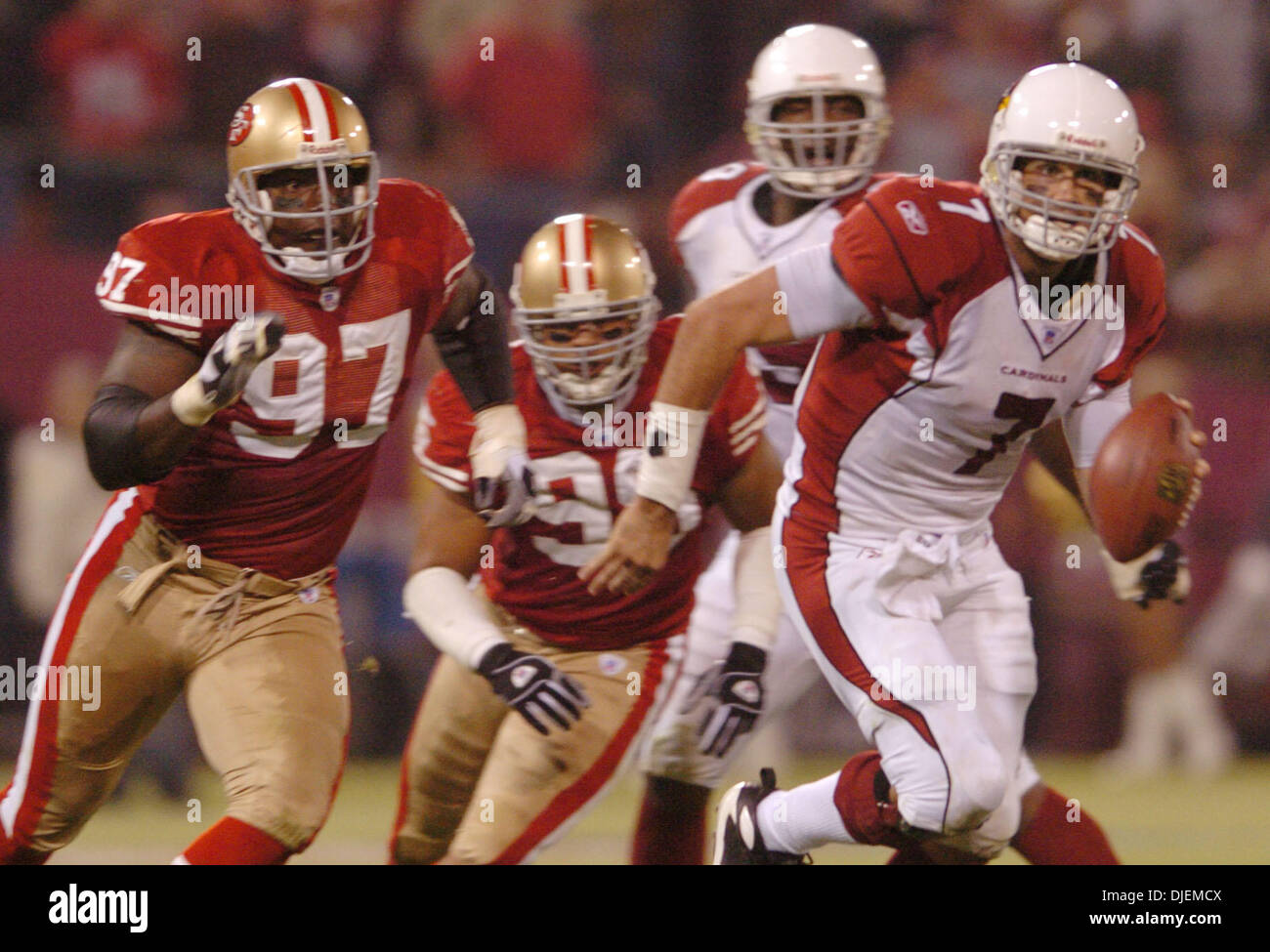 Arizona Cardinals quarterback Matt Leinart läuft aus der Tasche, als er im 4. Quartal ihres Spiels Monster Park in San Francisco Kalifornien, Montag, 10. September 2007 von San Francisco Vierzig Niners Bryant Young gejagt wird. Die Vierzig Niners gewonnen, 20-17. (Bob Larson/Contra Costa Times / ZUMA Press) Stockfoto