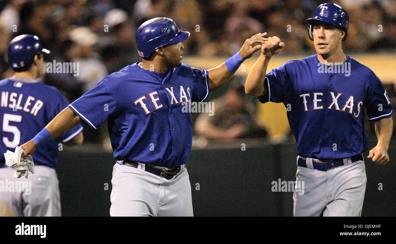 (AS15 05 azc.jpg) #22 Rangers Marlon Byrd und #28 David Murphy feiern im 3. Inning, wie der Oakland As übernehmen die Texas Rangers, McAfee Coliseum in Oakland, Kalifornien, auf Freitag, 14. September 2007 erzielte.  (Anda Chu/der Oakland Tribune) Stockfoto