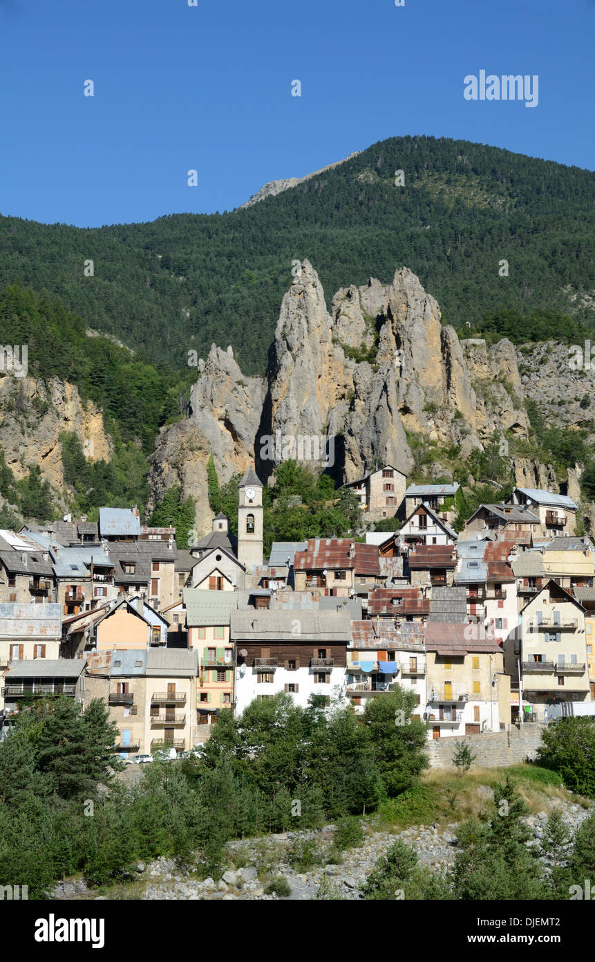 Péone oder peone Alpine Village und Felsvorsprüngen oder Cliff Bildung im Haut-Var oder Oberen Var Tal Alpes-Maritimes Frankreich Stockfoto