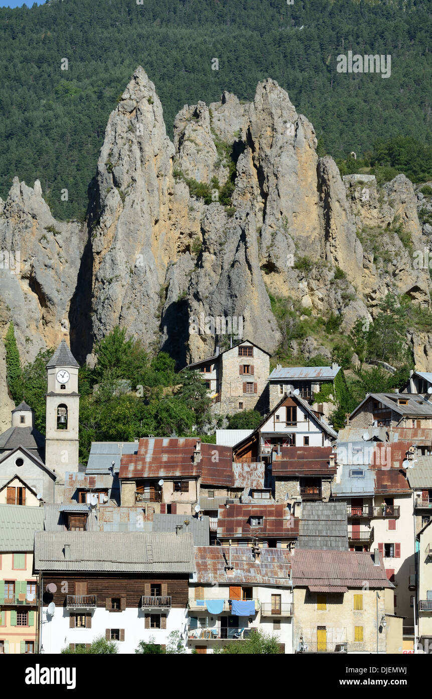 Peone oder Péone Dorf- & Pinnacle Felsformationen im Haut-Var oder Oberen Var Tal Alpes-Maritimes Frankreich Stockfoto