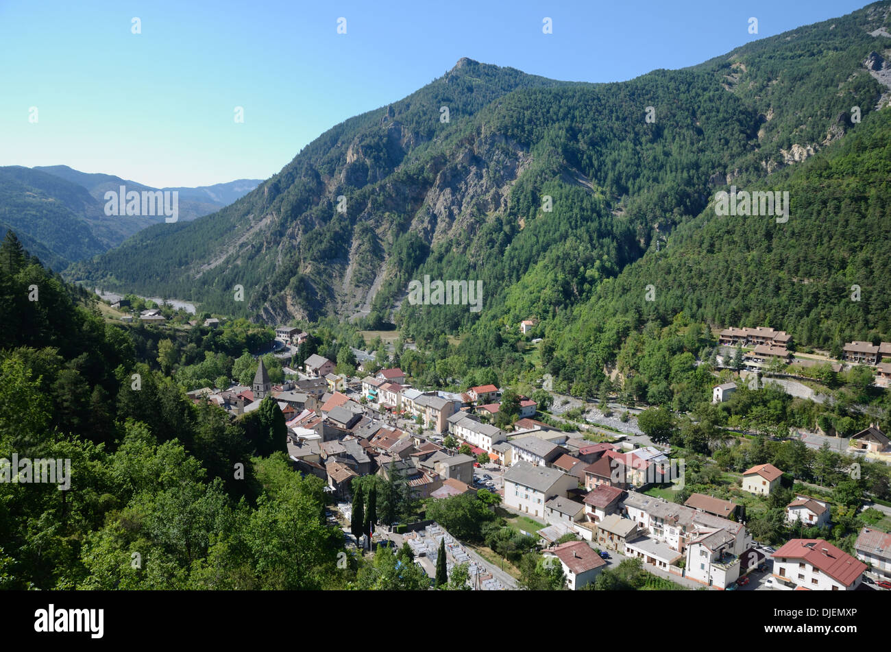 Luftbild oder High-Angle Blick über Guillaumes im Haut-Var oder Oberen Var Tal Alpes-Maritimes Frankreich Stockfoto