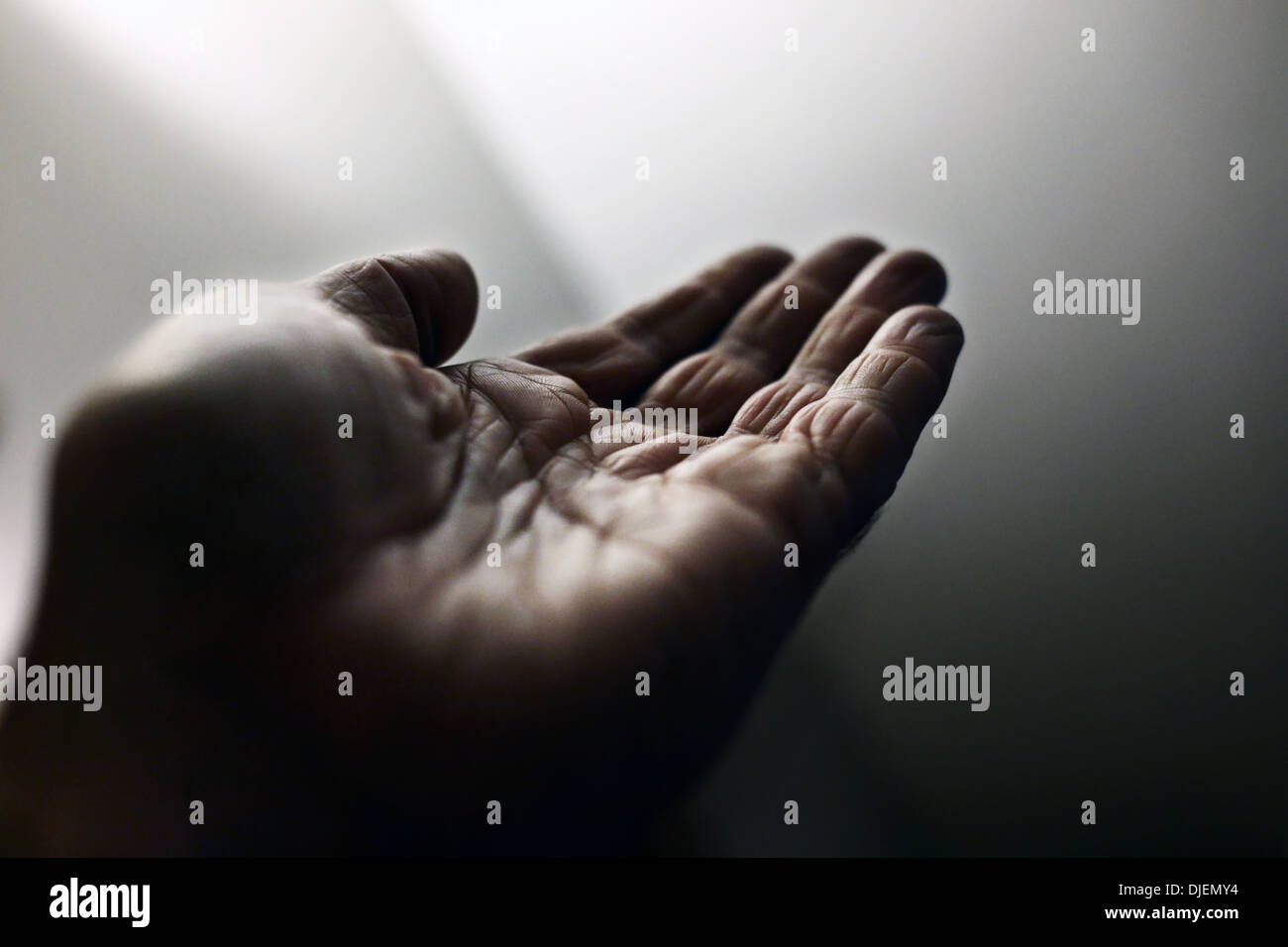 Eine Hand ausstrecken. Stockfoto