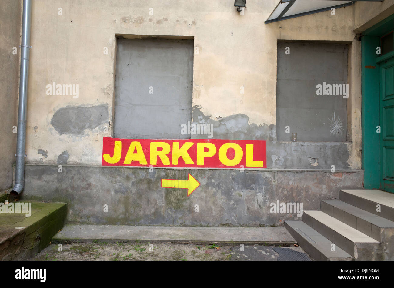Richtungspfeil auf der Jarkpol über die Straße Transportunternehmen. Tomaszow Mazowiecki Zentralpolen Stockfoto