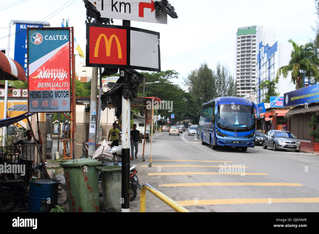 McDonald Zeichen, Bus auf der Straße, Batu Ferringhi, Penang, Malaysia Stockfoto