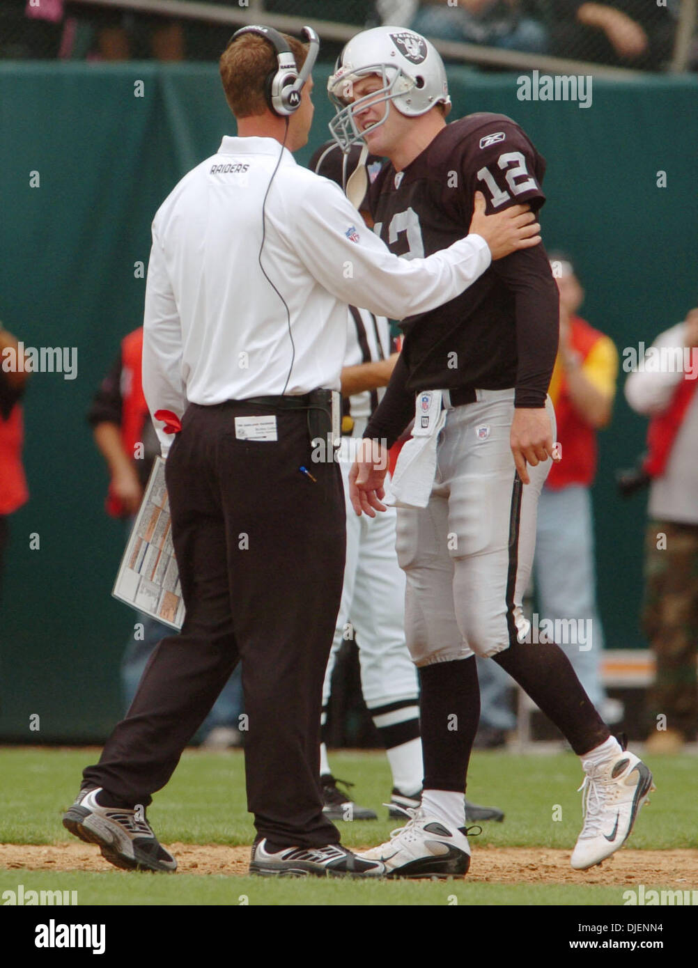 Oakland Raider Cheftrainer Lane Kiffin spricht mit Quarterback Josh McCown, als er aus dem Feld in Schmerzen während ihr Spiel mit den Cleveland Browns im McAfee Coliseum in Oakland, Kalifornien, Sonntag, 23. September 2007 geht. (Bob Larson/Contra Costa Times / ZUMA Press) Stockfoto