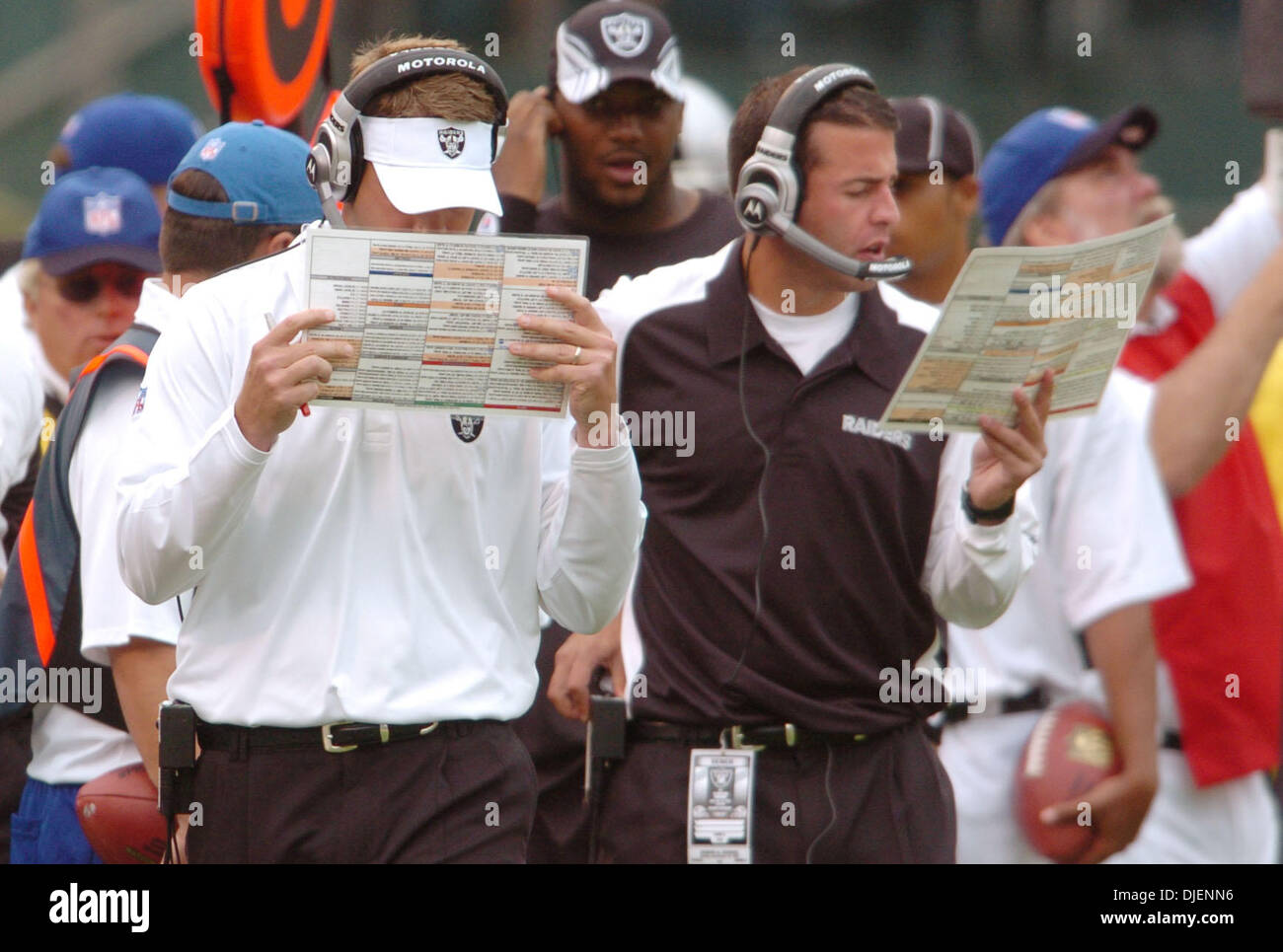 Oakland Raiders Head Coach Lane Kiffin nimmt einen genaueren Blick auf seine Spiel-Diagramm während ihr Spiel mit den Cleveland Browns im McAfee Coliseum in Oakland, Kalifornien, Sonntag, 23. September 2007. (Bob Larson/Contra Costa Times / ZUMA Press) Stockfoto