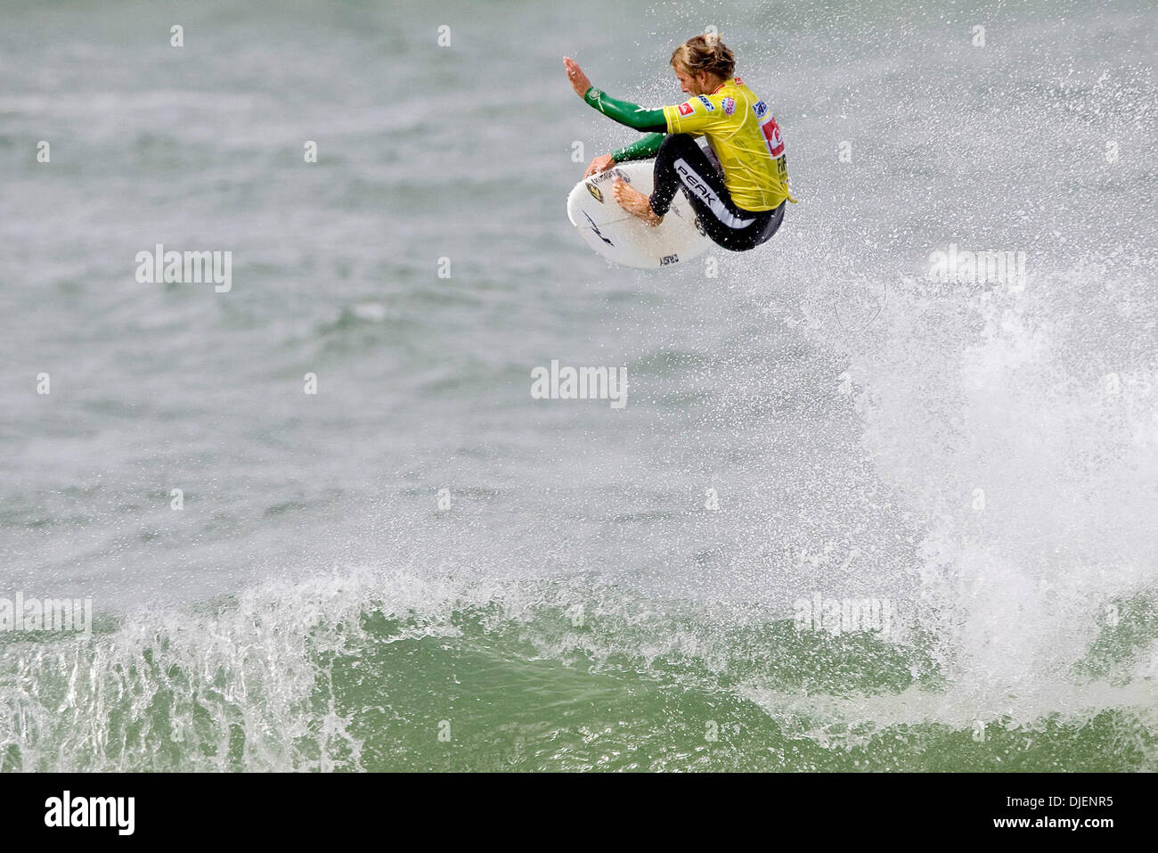 Sep 25, 2007 - Hossegor, Frankreich - Australian JOSH KERR (Tweed Heads, Australien) abgerissen sein Widerstand in Runde zwei der Quiksilver Pro France heute mit einem massiven Antenne Moneuvre was ihm in der Nähe von volle Punktzahl für die radikale Wende, die die Richter und die Menschenmassen entlang der Sanddünen am Santocha in Capbreton in Frankreich heute beeindruckt. Derzeit auf Platz 26 in des Fosters Stockfoto