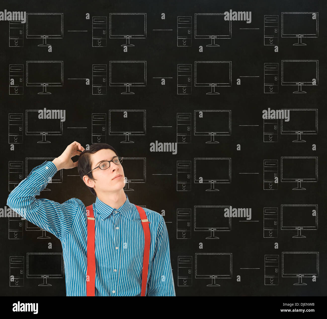 Nerd Geek Geschäftsmann, Student oder Lehrer mit Kreide-Computer-Netzwerk auf Tafel Hintergrund Stockfoto