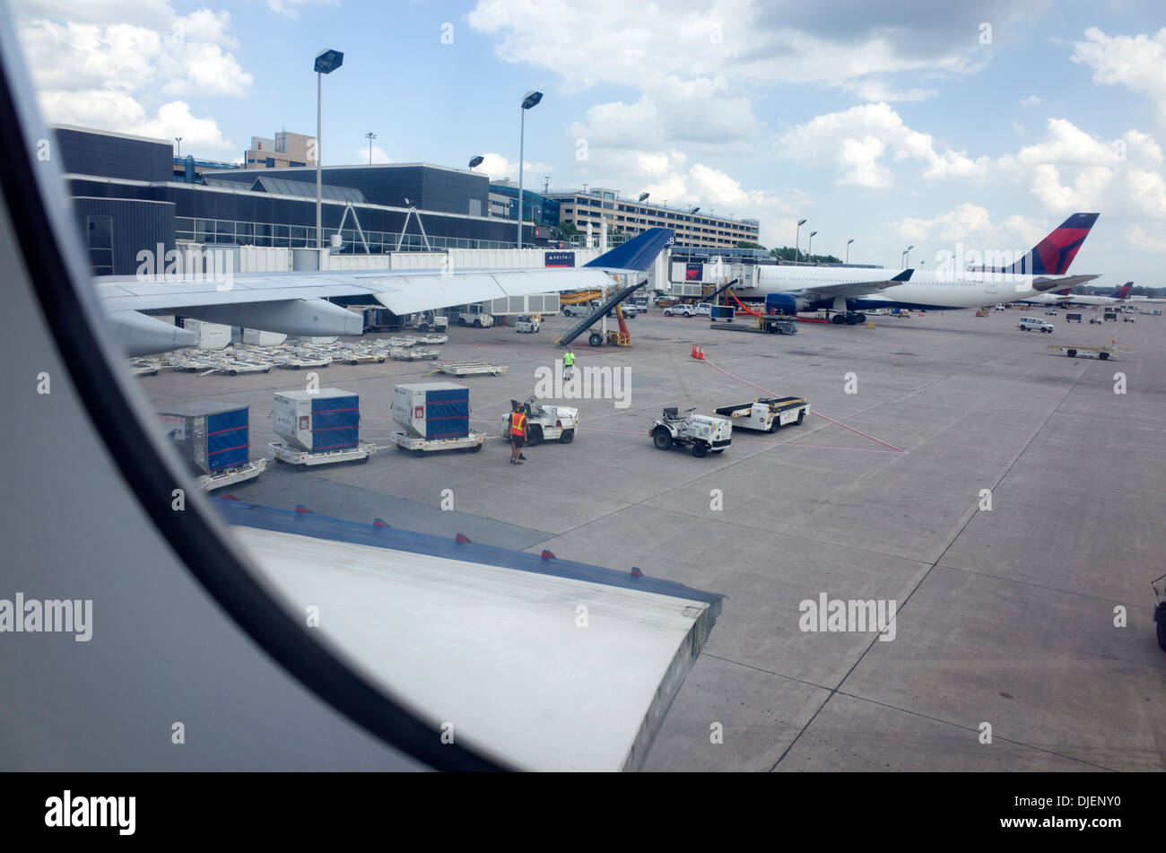 Minneapolis - St. Paul International Airport terminal Flugzeug Passagiergepäck Ladefläche. Minneapolis Minnesota MN USA Stockfoto