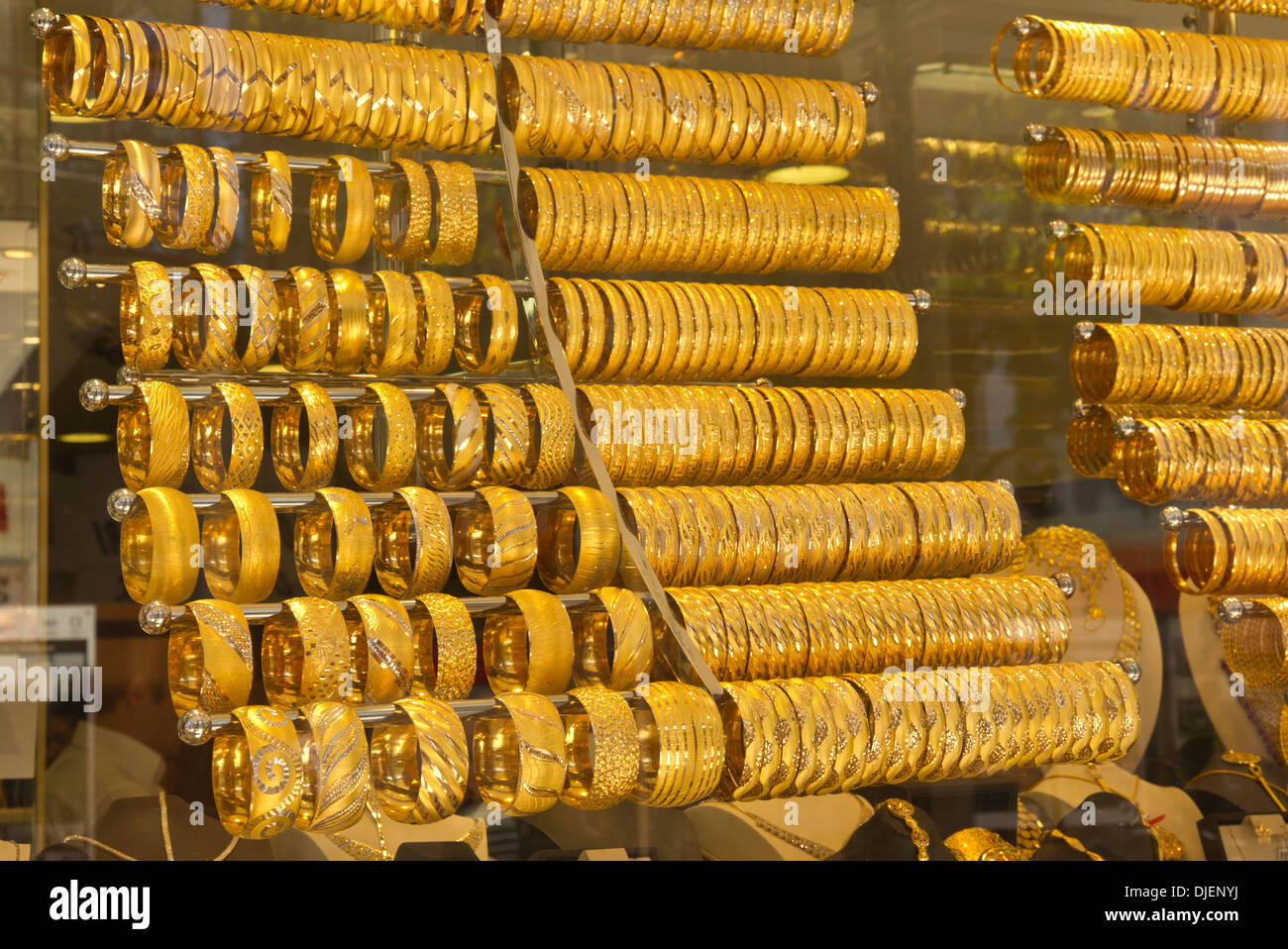 Gold, Armreifen, Armbänder, Schmuck Schaufenster, Antalya, Türkei  Stockfotografie - Alamy