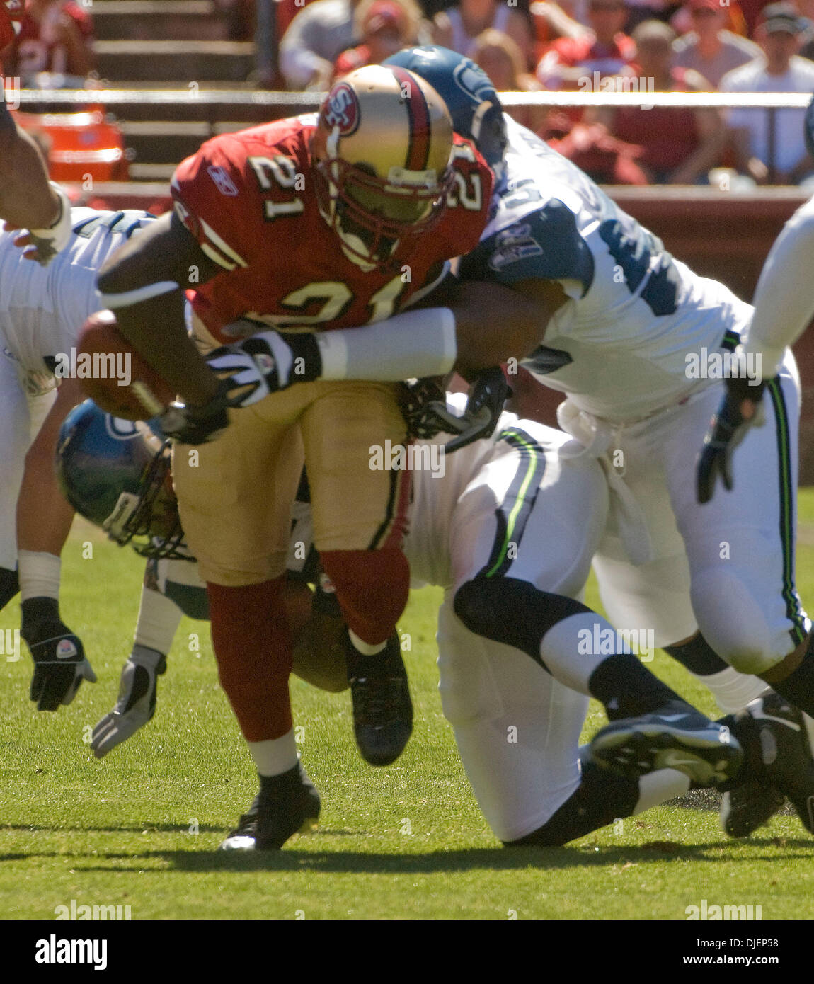 2007 - San Francisco, Kalifornien, USA - San Francisco 49ers Vs Seattle Seahawks am Sonntag, den 30. September Monster PARK 2007.Seattle Seahawks defensive End Darryl Tapp #55 Streifen Kugel aus San Francisco 49ers Runningback Frank Gore #21 (Credit: © Al Golub/ZUMApress.com) Stockfoto