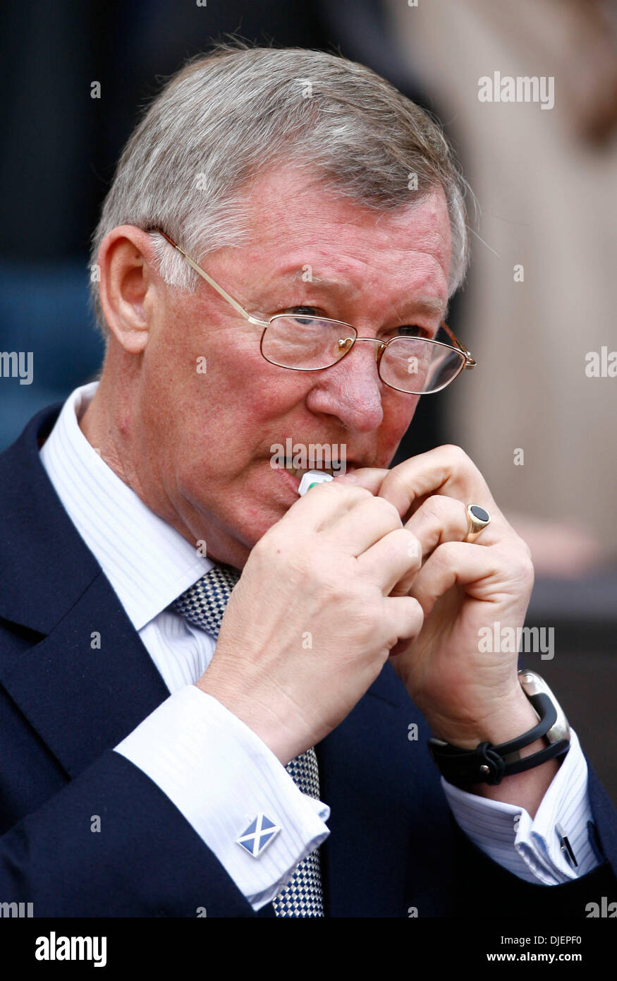 Manager Alex Ferguson von Manchester United beißt in ein Päckchen Kaugummi  (Credit-Bild: © Fotograf/Cal Sport Media Stockfotografie - Alamy