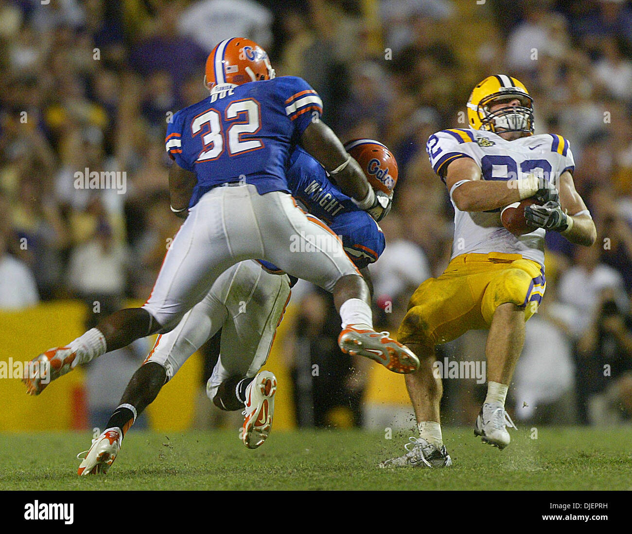 6. Oktober 2007 erhält - Baton Rouge, Florida, USA - LSU RICHARD DICKSON hit von Floridas MAJOR WRIGHT im Tiger Stadium in Baton Rouge, Louisiana. (Kredit-Bild: © Damon Higgins/Palm Beach Post/ZUMA Press) Einschränkungen: USA Tabloid Rechte heraus! Stockfoto