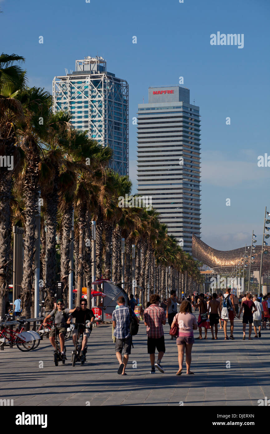 Menschen, die ein Spaziergang an der Promenade, Strand von Barceloneta, Barcelona Stockfoto
