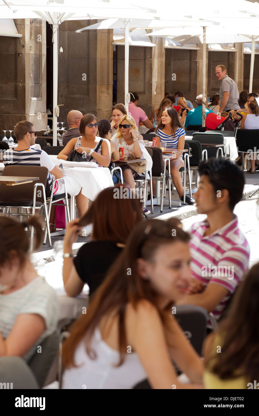 Menschen Essen auf der Terrasse im Plaza Real, Barcelona Stockfoto