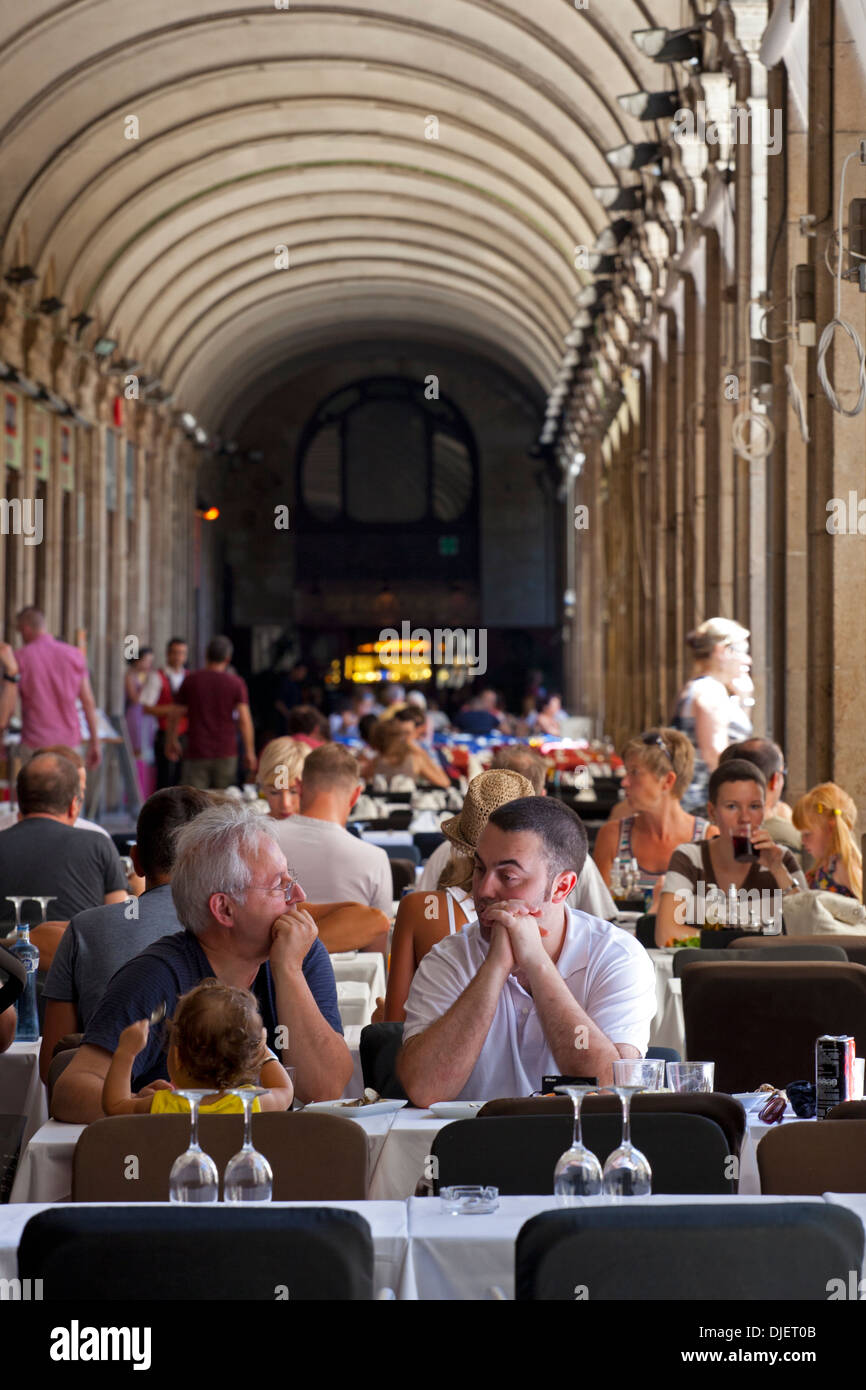 Menschen Essen im Restaurant im Plaza Real, Barcelona Stockfoto