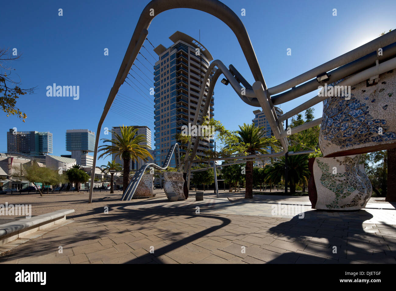 Röhrenförmige Strukturen in Parc Diagonal Mar, Barcelona, Spanien Stockfoto