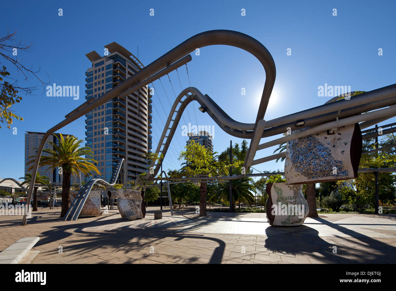 Röhrenförmige Strukturen in Parc Diagonal Mar, Barcelona, Spanien Stockfoto