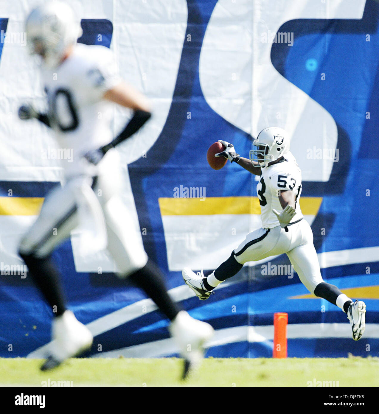 Raiders Linebacker Thomas Howard läuft seine Interception zurück für einen Touchdown im zweiten Quartal ihr Spiel gegen die Chargers auf Sonntag, 14. Oktober 2007 in San Deigo, California.   Die Raiders verloren 28-14. (Aric Crabb /Bay Area News Group) Stockfoto