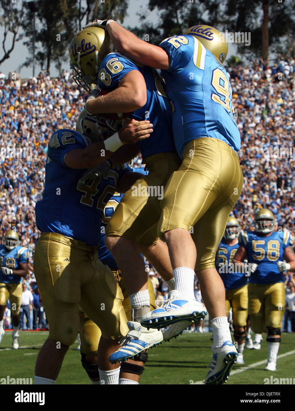 20. Oktober 2007 - Pasadena, CA, USA - Cal Vs UCLA in der Rose Bowl in Pasadena, Kalifornien Samstagnachmittag Oktober 20. 2007. UCLA TE Logan Paulsen, 86, feiert, nachdem er einen kurzen Pass für eine Note nach unten im zweiten Quartal fängt. (Kredit-Bild: © Keith Birmingham/SXSports/Contra Costa TimesZUMA Presse) Stockfoto