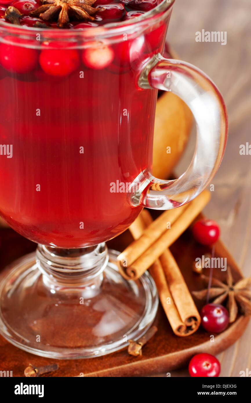 Glühwein mit Beeren Stockfoto