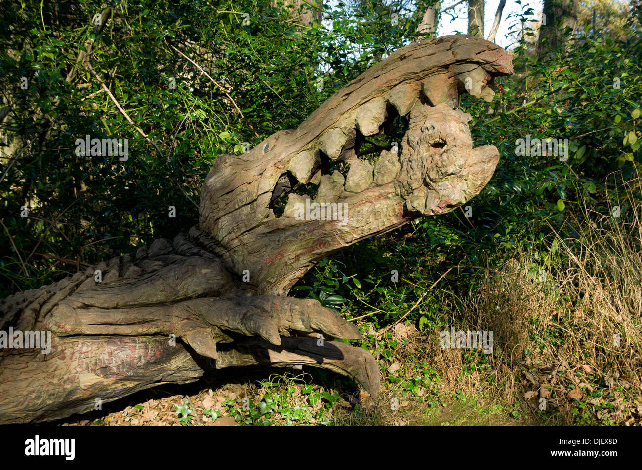 Holzskulptur des Krokodils, Margam Manor Country Park, Neath Port Talbot, South Wales. Stockfoto