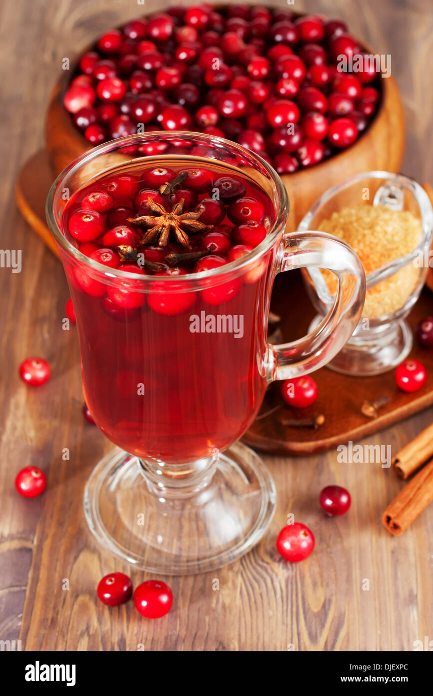 Glühwein mit Beeren Stockfoto