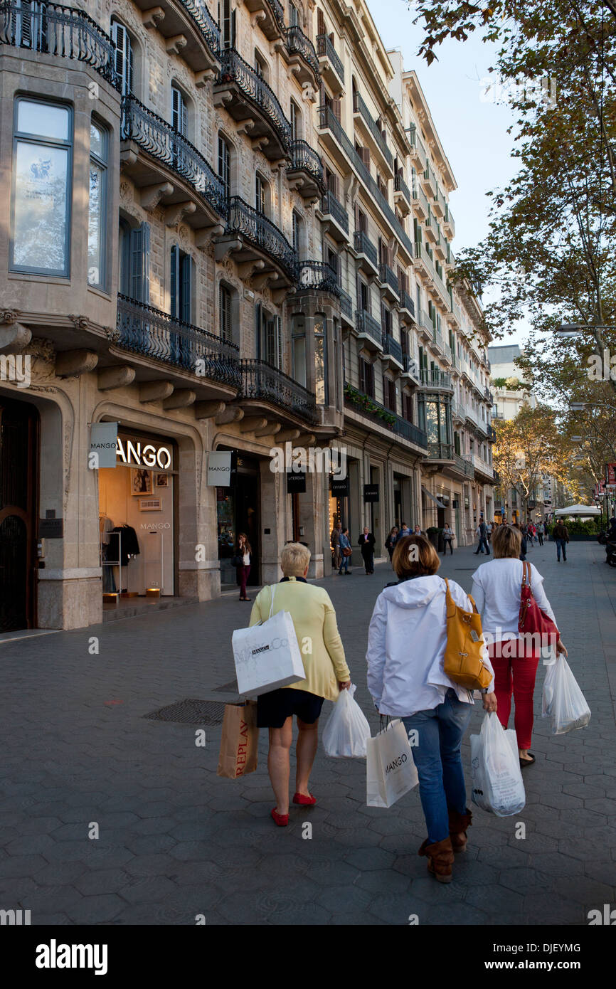 Menschen beim Einkaufen in Barcelona Stockfoto