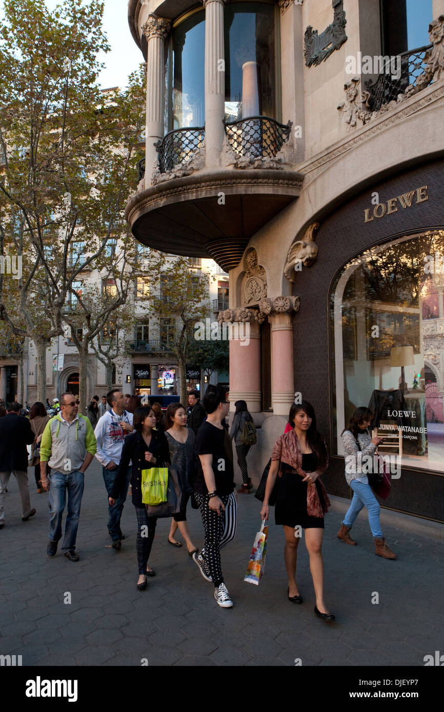 Menschen beim Einkaufen in Barcelona Stockfoto