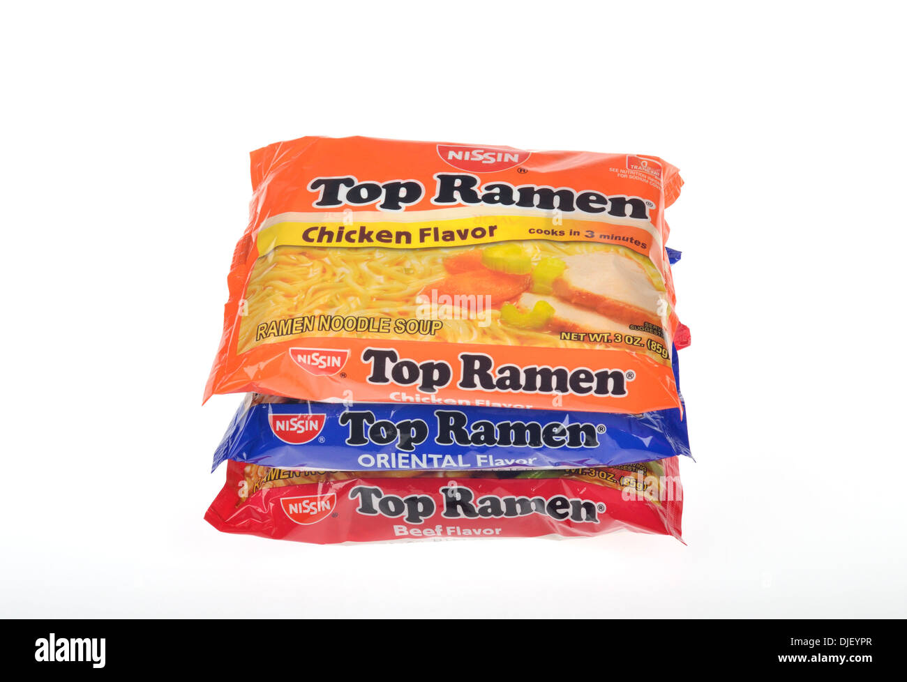 Ungeöffnete Pakete von Nissin Top Ramen Instant Nudelsuppe auf weißem Hintergrund Ausschnitt. USA Stockfoto