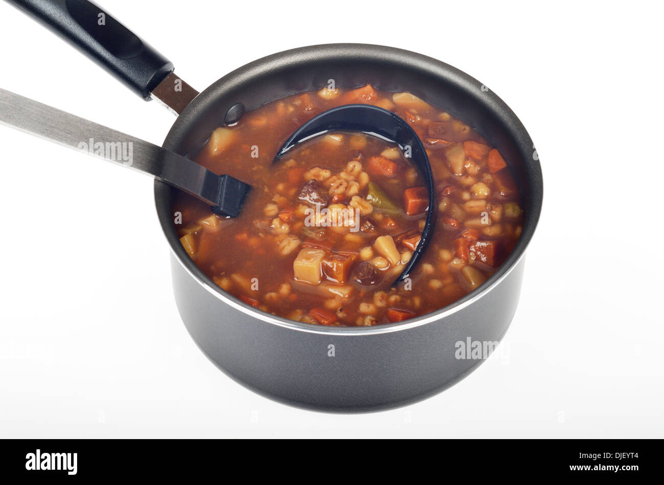 Topf mit Gemüse Rindfleisch Suppe mit Schöpfkelle auf weißem Hintergrund. Stockfoto