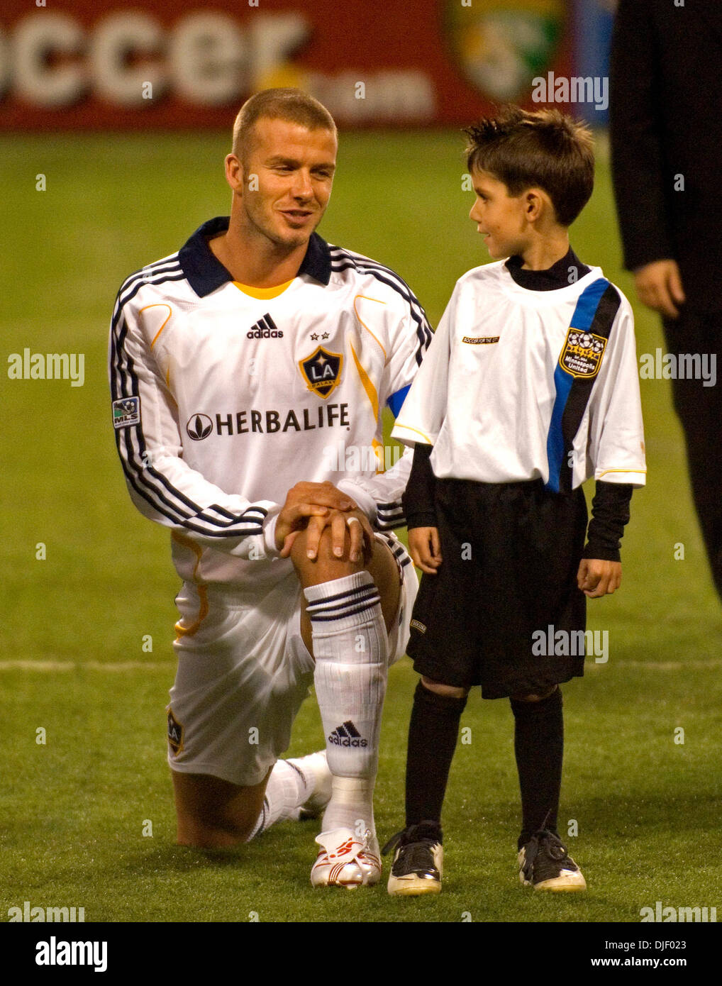 11. November 2007 - Minneapolis, Minnesota, USA - DAVID BECKHAM, mit CHARLIE RUBENDALL (7yrs.old - Mpls), während Spieler Einführungen kurz vor dem Spiel. Charlie ist mit einer Fußball-Gruppe namens Bangu Tsunami. (Kredit-Bild: © Dave Brewster/Minneapolis Star Tribune/ZUMA Press) Einschränkungen: USA Tabloid Rechte heraus! Stockfoto