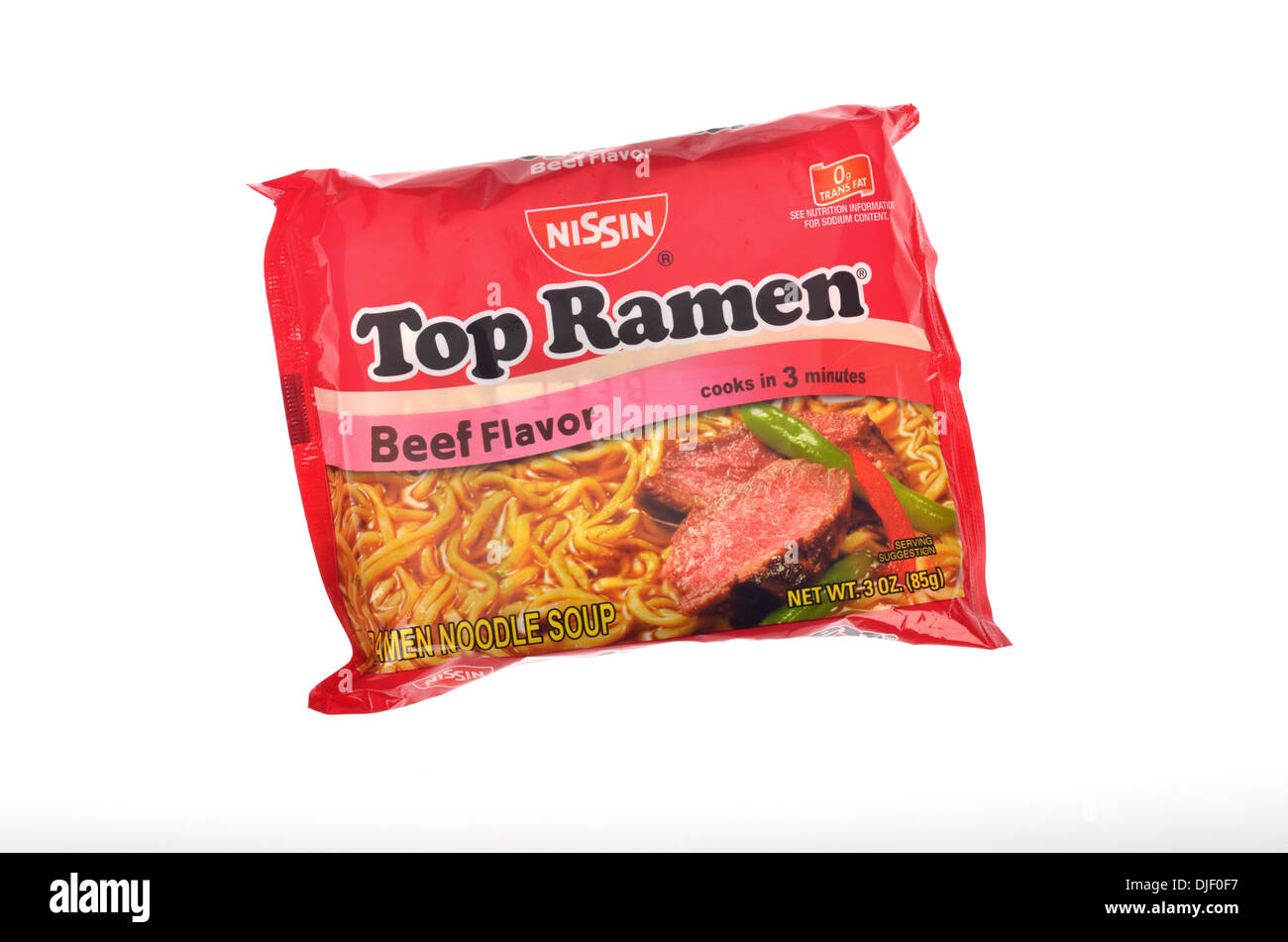 Ungeöffnete Pakete von Rindfleisch gewürzt von Nissin Top Ramen Instant Nudelsuppe auf weißem Hintergrund Ausschnitt. USA Stockfoto