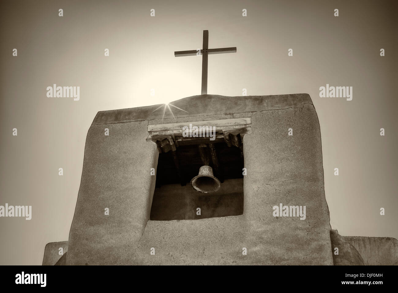 Kreuz und Glocke. San Miguel Mission. Santa Fe, New Mexico. Stockfoto