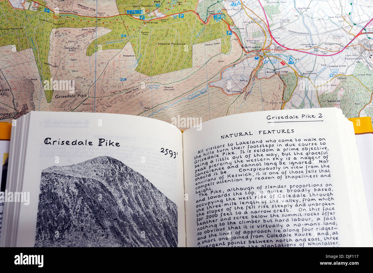 Wainwright Wanderführer der Seenplatte von NW England auf einer 25.000 Maßstab OS-Karte der Seen Stockfoto