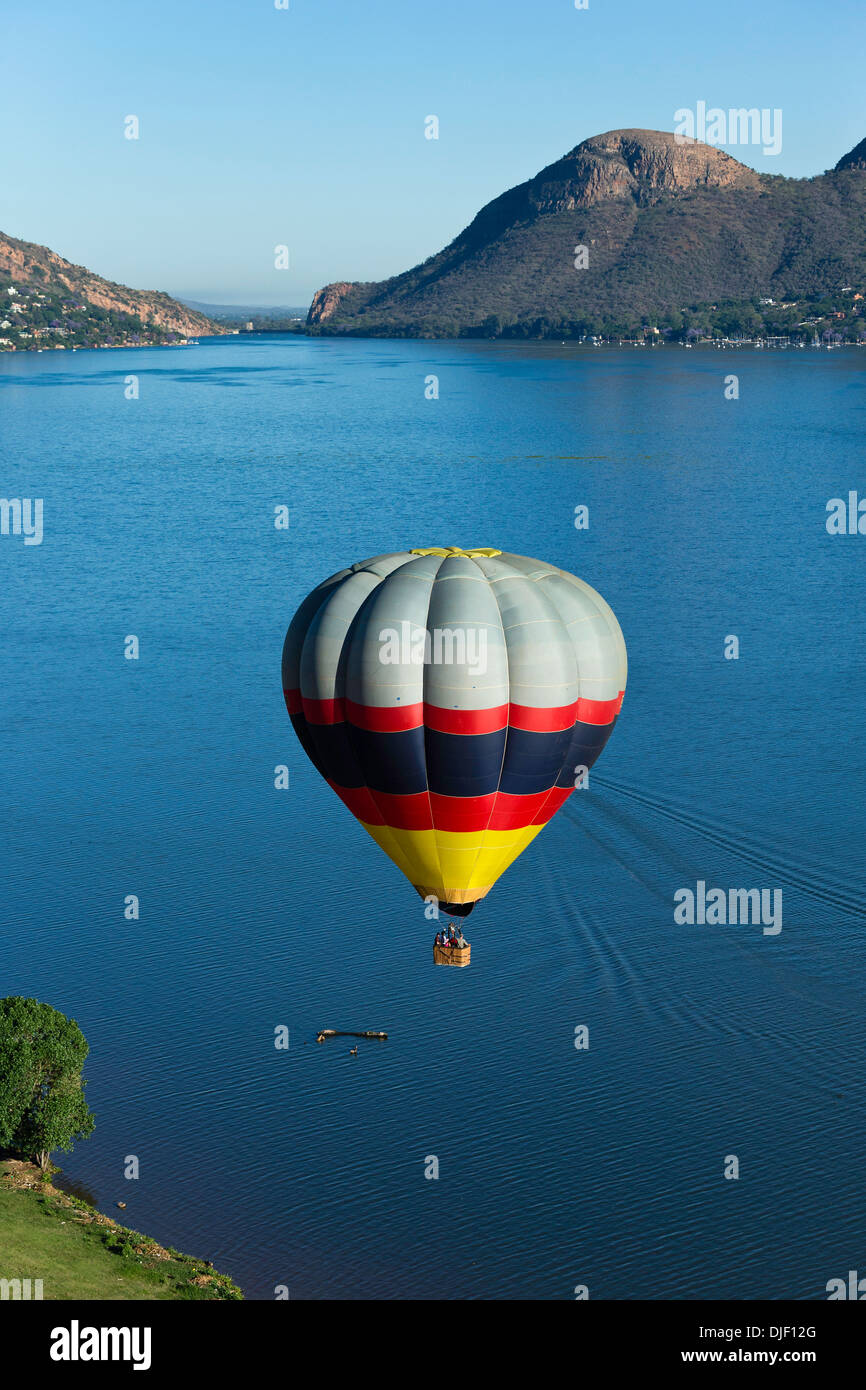 Luftaufnahme des Heißluftballon über Hartebeesport Damm. Südafrika Stockfoto