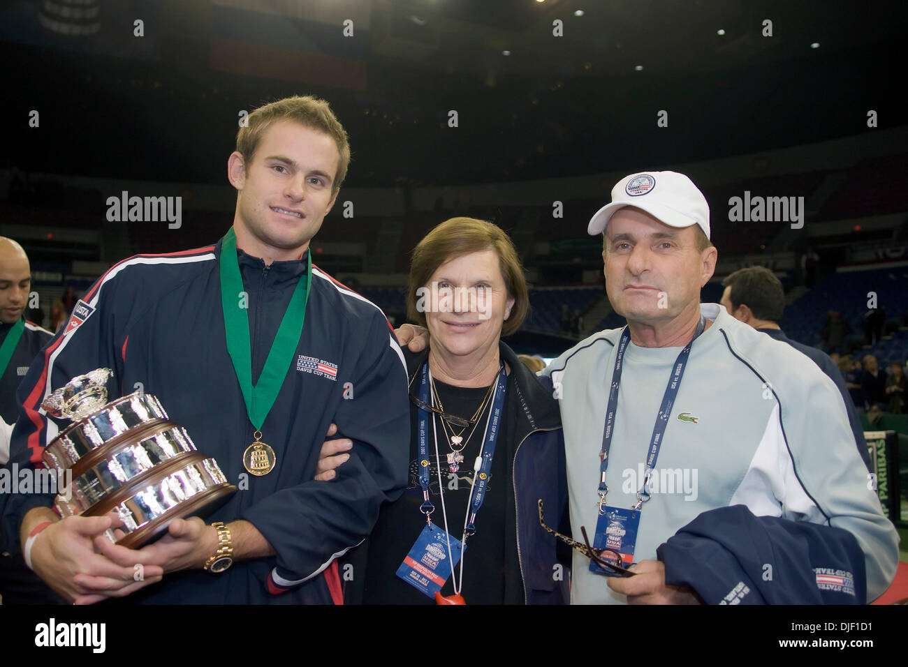 2. Dezember 2007 - Portland, Oregon, USA - ANDY RODDICK (USA) und Vater, und seine Mutter BLANCHE statt JERRY am 2007-Davis-Cup-Finale im Memorial Coliseum in Portland, Oregon. USA gegen Russland 4: 1. (Kredit-Bild: © Susan Mullane/ZUMA Press) Stockfoto