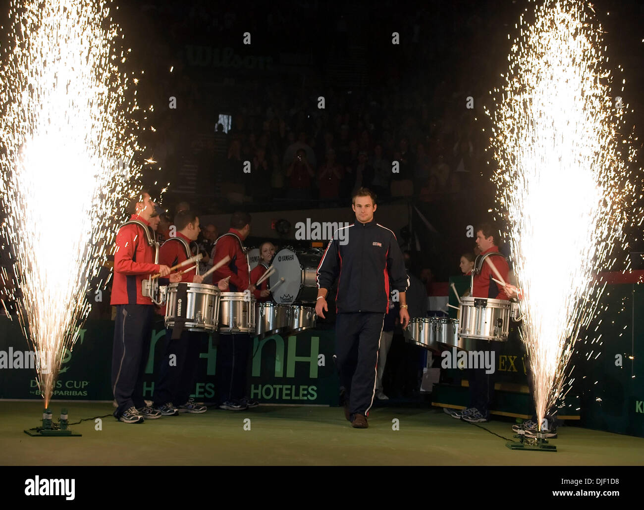 2. Dezember 2007 - Portland, Oregon, USA - ANDY RODDICK (USA) tritt das Stadium in 2007-Davis-Cup-Finale am Memorial Coliseum in Portland, Oregon. USA gegen Russland 4: 1. (Kredit-Bild: © Susan Mullane/ZUMA Press) Stockfoto