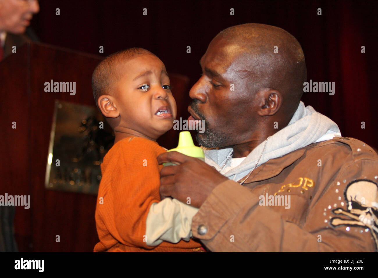 5. Dezember 2007 - Las Vegas, Nevada, USA - der letzte Pressekonferenz für "PRETTY BOY" FLOYD MAYWEATHER JR. und RICKY "HITMAN" HATTON im MGM Grand Hotel in Las Vegas, Nevada. Beide sind "Unbesiegt". FLOYDS Trainer und Onkel ROGER MAYWEATHER, ROGER hält seinen Sohn LEHKEI. MAYWEATHER und HATTON treffen sich in der MGM Grand Garden Arena, FLOYD MAYWEATHER wird seinen WBC und R zu verteidigen Stockfoto