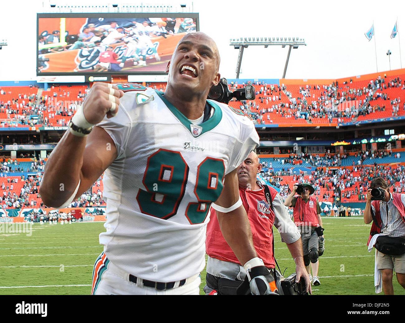 16. Dezember 2007 - Miami Gardens, Florida, USA - Delfine Linebacker JASON TAYLOR feiert den Flossen ersten Sieg gegen die Ravens Sonntag bei den Delphinen. Endgültige Ergebnis Delfine 22-16 über die Raben. (Kredit-Bild: © Bill Ingram/Palm Beach Post/ZUMA Press) Einschränkungen: * USA Boulevardpresse Rechte heraus * Stockfoto