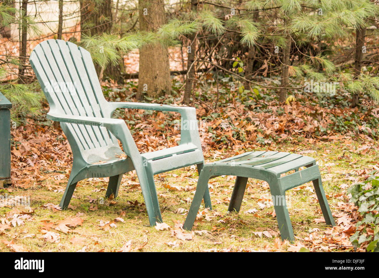 Adirondack oder Muskoka Chair mit Ottoman suchen einsame in den späten Herbst in Ontario. Stockfoto