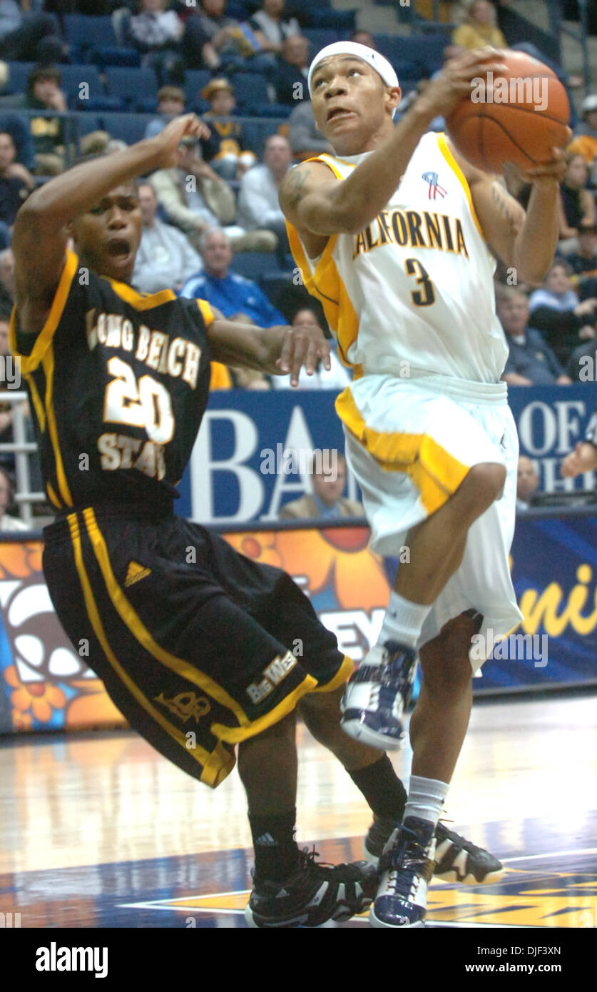 Long Beach State Park 49ers #20, die Maurice Clady (links) versucht, California Golden Bears #13 Jerome Randle zu blockieren, als er einen Schuss auf den Korb während der 1. Hälfte ihre 15. goldene Bären Classic Turnier-Basketballspiel in Berkeley, Kalifornien, auf Freitag, 28. Dezember 2007 nimmt. Cal fuhr fort, um das Spiel 102 bis 65 zu gewinnen. (Doug Duran/Contra Costa Times / ZUMA Press) Stockfoto