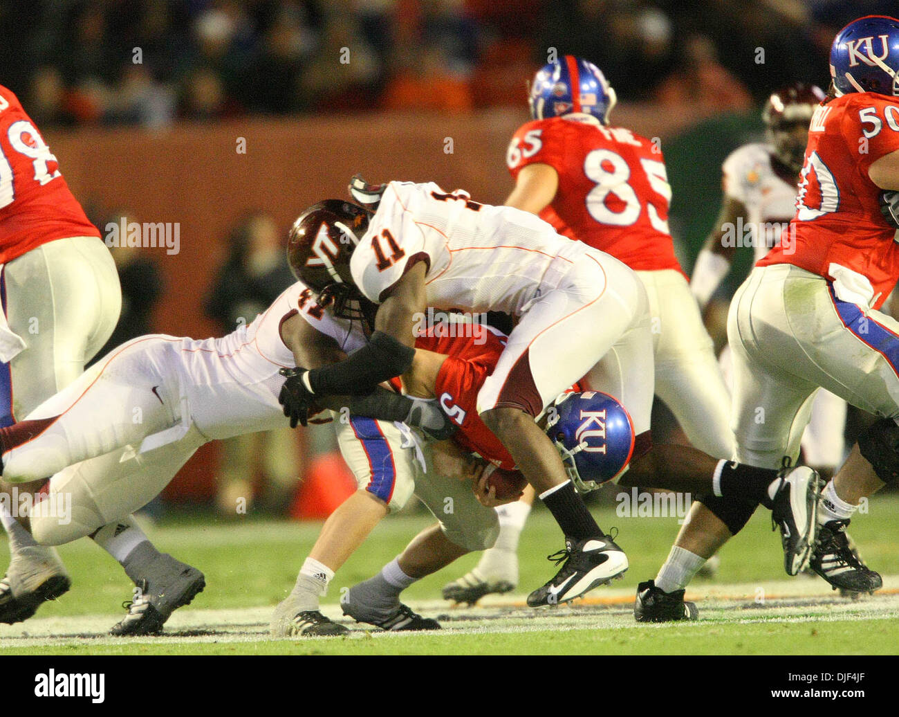 3. Januar 2008 ist während der ersten Hälfte Aktion 2008 Orange Bowl im Dolphin Stadium in Miami Gardens - Miami Gardens, Florida, USA - Jayhawks Quarterback TODD REESING durch die Hokies XAVIER ADIBI entlassen. (Kredit-Bild: © Bill Ingram/Palm Beach Post/ZUMA Press) Einschränkungen: * USA Boulevardpresse Rechte heraus * Stockfoto